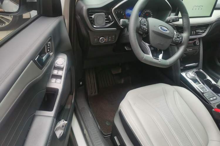 Used Ford Escape 2024 EcoBoost 245 Four-Wheel Drive Prestige Model Driver Seat