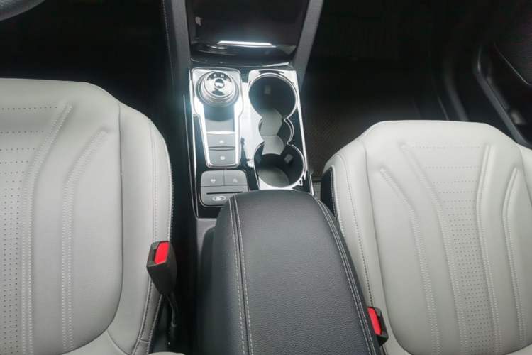 Used Ford Escape 2024 EcoBoost 245 Four-Wheel Drive Prestige Model Gear Lever