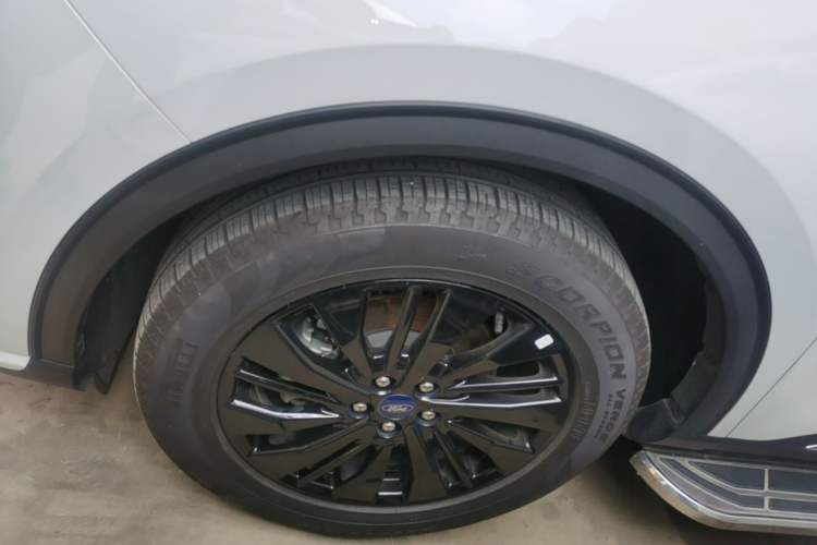 Used Ford Escape 2024 EcoBoost 245 Four-Wheel Drive Prestige Model Left Front Wheel Hub