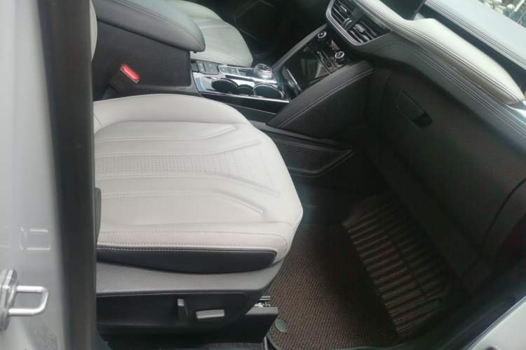 Used Ford Escape 2024 EcoBoost 245 Four-Wheel Drive Prestige Model Right Front Seat