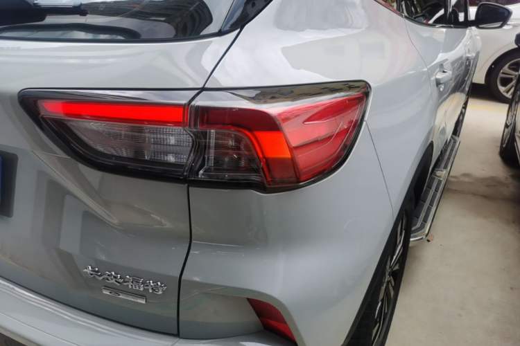 Used Ford Escape 2024 EcoBoost 245 Four-Wheel Drive Prestige Model Right Rear Taillight