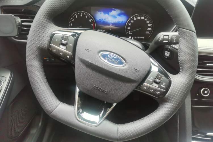 Used Ford Escape 2024 EcoBoost 245 Four-Wheel Drive Prestige Model Steering Wheel