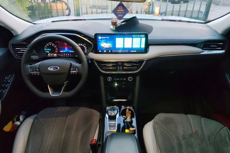 Used Ford Escape 2024 EcoBoost 245 Two-Wheel-Drive Comfort Edition Center Console