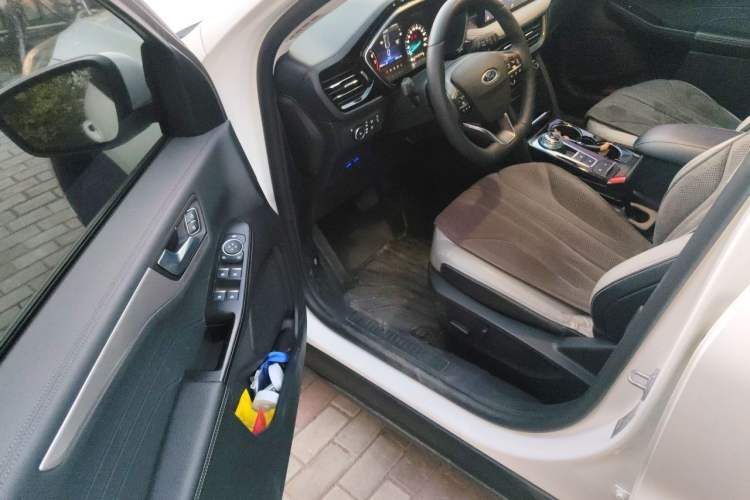 Used Ford Escape 2024 EcoBoost 245 Two-Wheel-Drive Comfort Edition Driver Seat