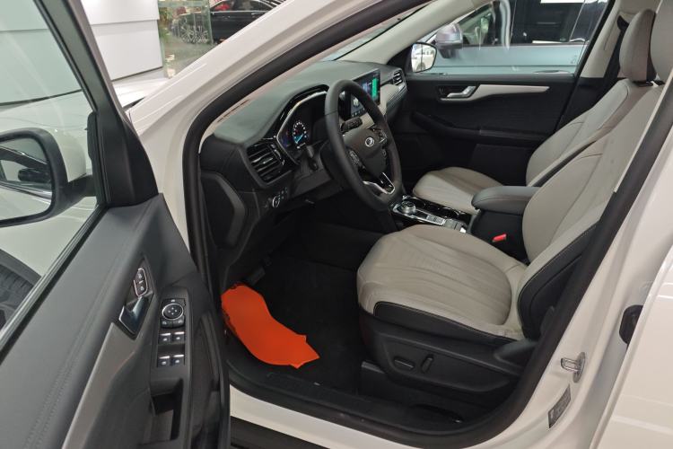 Used Ford Escape 2024 EcoBoost 245 Two-Wheel-Drive Titanium Edition Driver Seat
