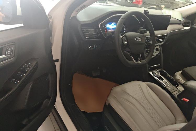 Used Ford Escape 2024 EcoBoost 245 Two-Wheel-Drive Titanium Edition Driver Seat