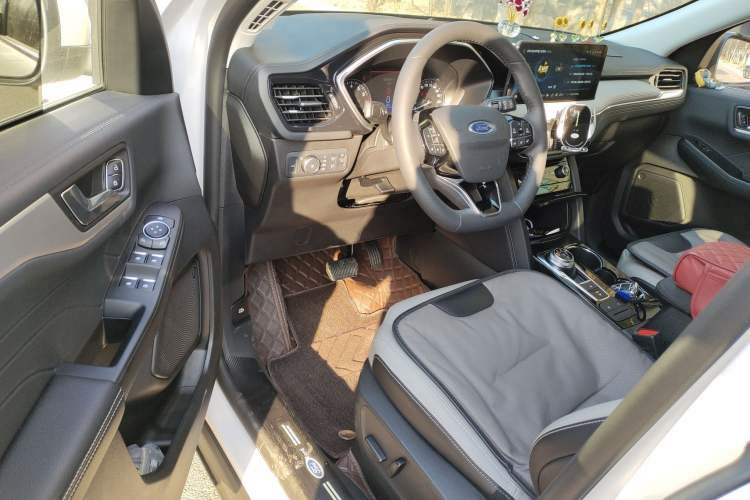 Used Ford Escape 2024 EcoBoost 245 Two-Wheel-Drive Titanium Edition Driver Seat