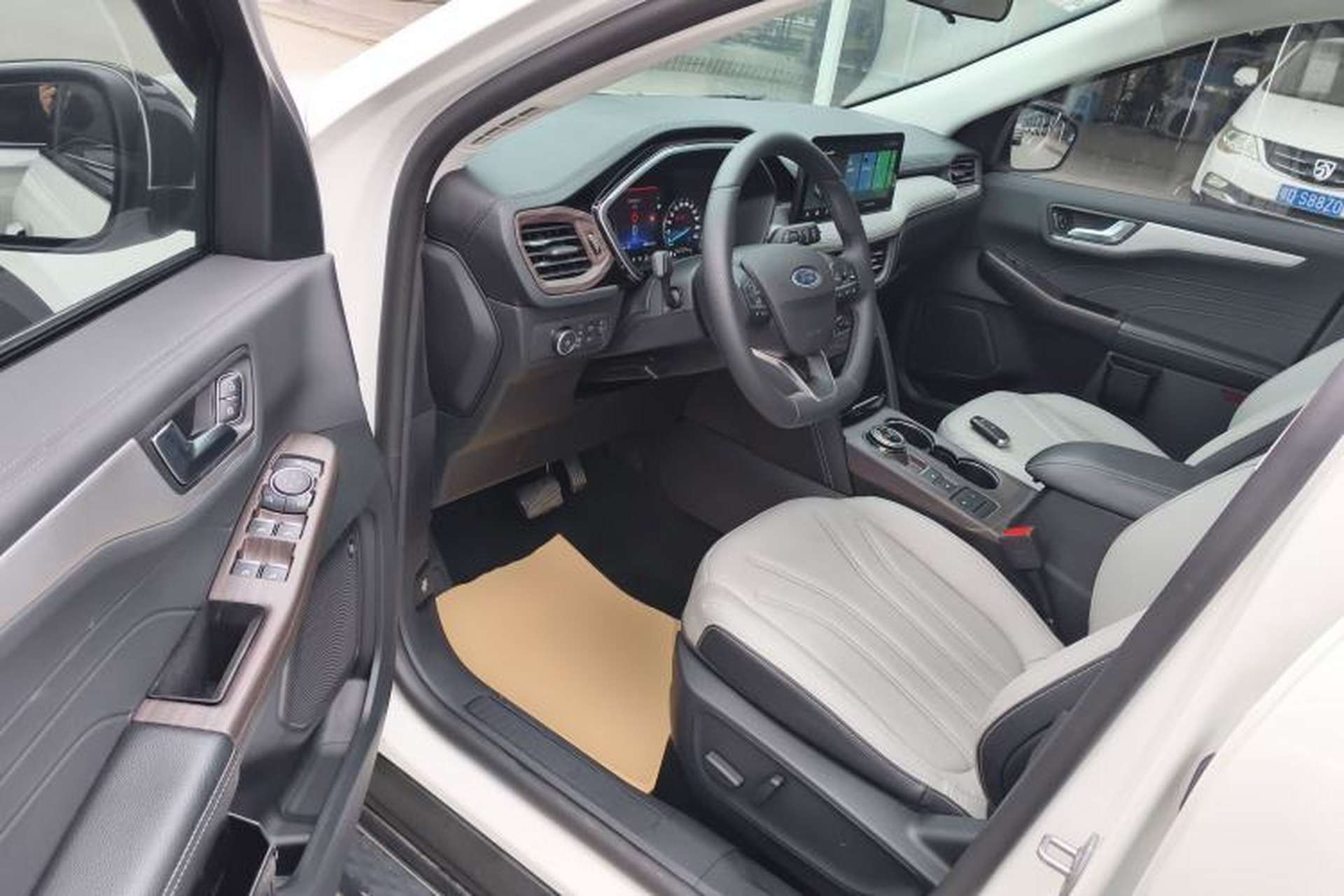 Used Ford Escape 2024 EcoBoost 245 Two-Wheel-Drive Comfort Edition Driver Seat