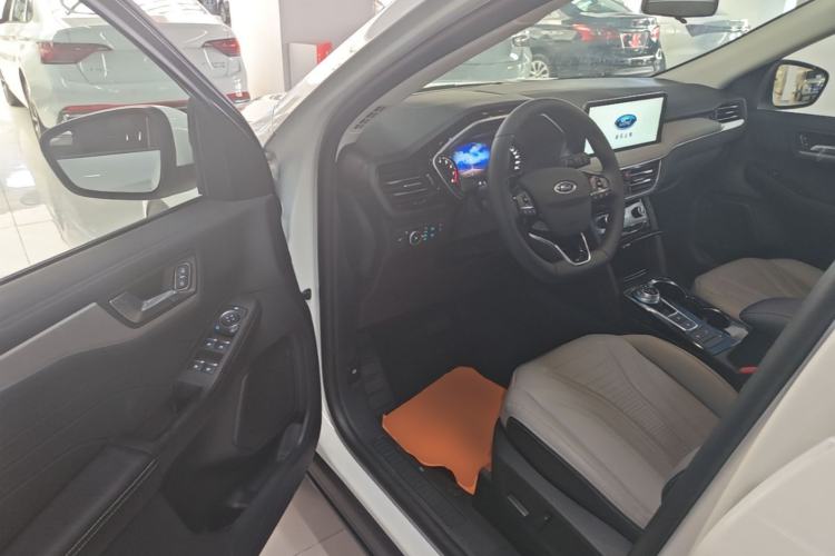 Used Ford Escape 2024 EcoBoost 245 Two-Wheel-Drive Titanium Edition Driver Seat