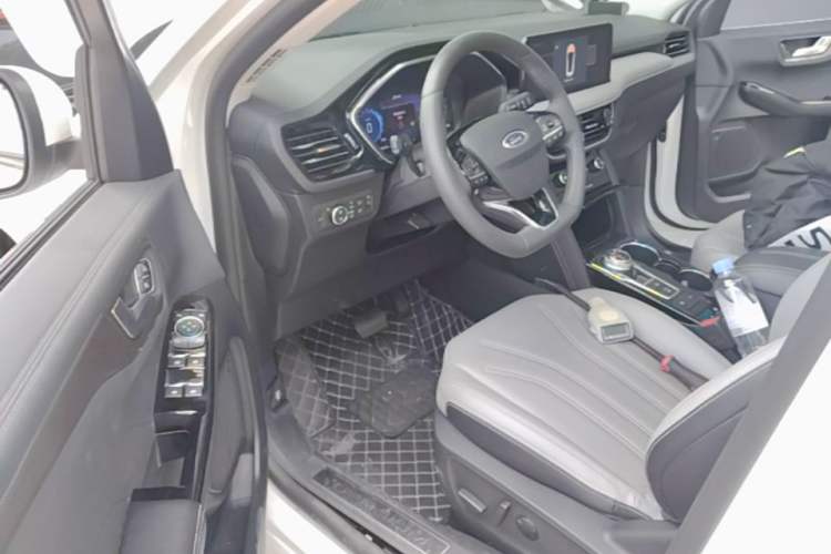 Used Ford Escape 2024 EcoBoost 245 Two-Wheel-Drive Comfort Edition Driver Seat