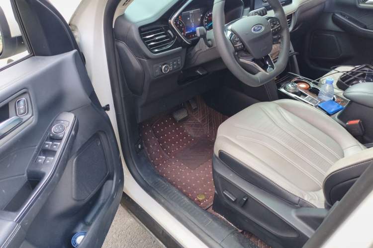 Used Ford Escape 2024 EcoBoost 245 Two-Wheel-Drive Titanium Edition Driver Seat