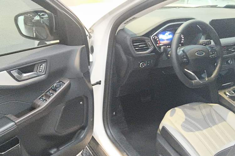 Used Ford Escape 2024 EcoBoost 245 Two-Wheel-Drive Comfort Edition Driver Seat