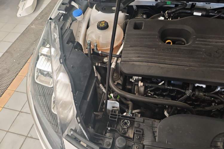 Used Ford Escape 2024 EcoBoost 245 Two-Wheel-Drive Titanium Edition Engine Bay Right