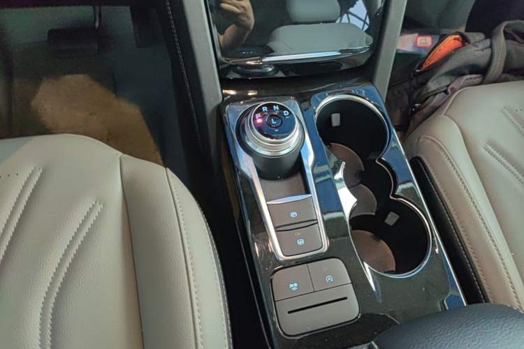 Used Ford Escape 2024 EcoBoost 245 Two-Wheel-Drive Titanium Edition Gear Lever