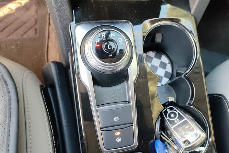Used Ford Escape 2024 EcoBoost 245 Two-Wheel-Drive Titanium Edition Gear Lever