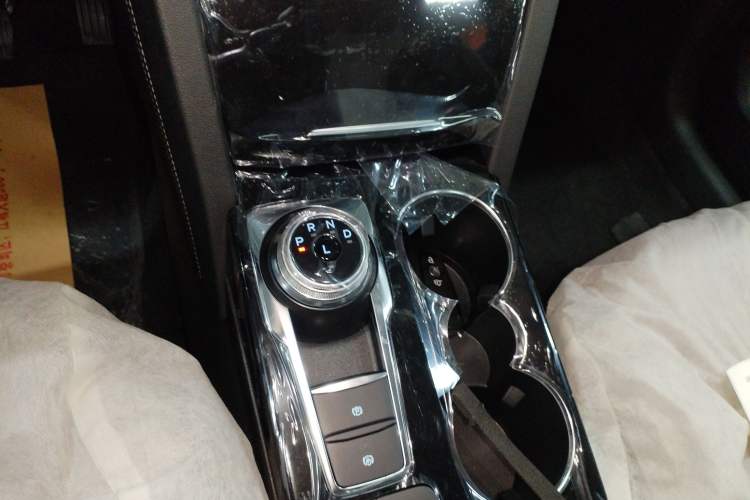 Used Ford Escape 2024 EcoBoost 245 Two-Wheel-Drive Titanium Edition Gear Lever