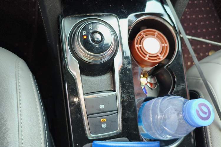 Used Ford Escape 2024 EcoBoost 245 Two-Wheel-Drive Titanium Edition Gear Lever