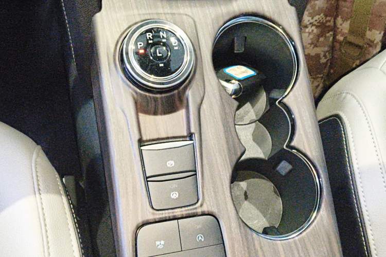 Used Ford Escape 2024 EcoBoost 245 Two-Wheel-Drive Comfort Edition Gear Lever