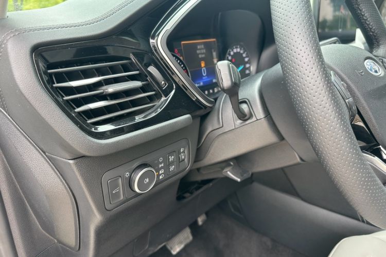Used Ford Escape 2024 EcoBoost 245 Two-Wheel-Drive Titanium Edition Interior 10