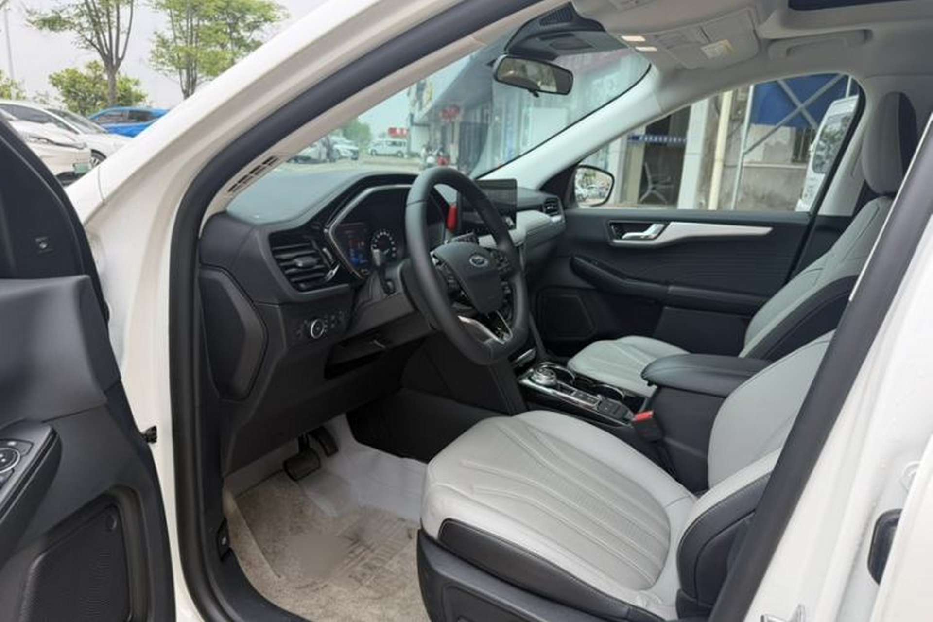 Used Ford Escape 2024 EcoBoost 245 Two-Wheel-Drive Titanium Edition Interior 3