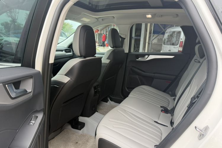 Used Ford Escape 2024 EcoBoost 245 Two-Wheel-Drive Titanium Edition Interior 4