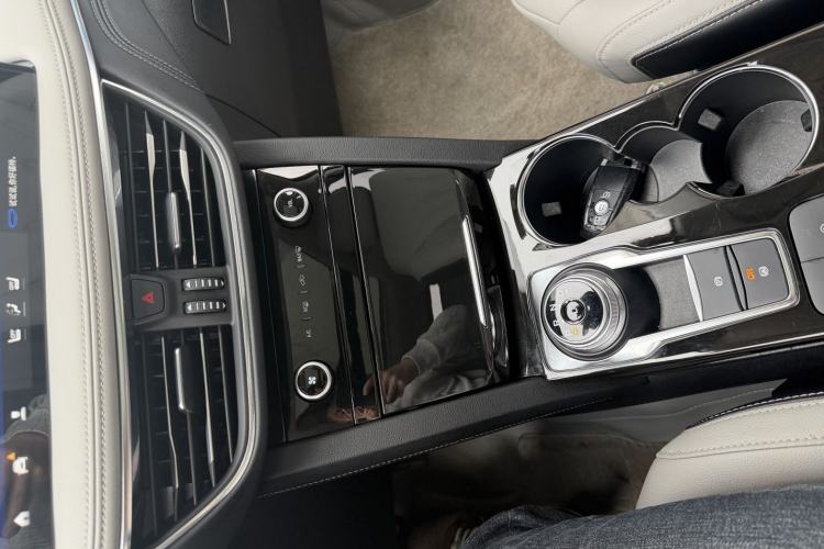 Used Ford Escape 2024 EcoBoost 245 Two-Wheel-Drive Titanium Edition Interior 6