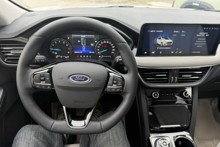 Used Ford Escape 2024 EcoBoost 245 Two-Wheel-Drive Titanium Edition Interior 6