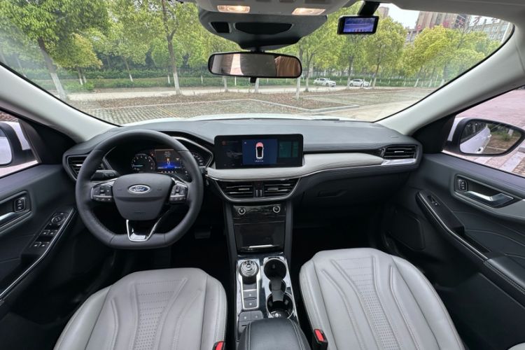 Used Ford Escape 2024 EcoBoost 245 Two-Wheel-Drive Titanium Edition Interior 8