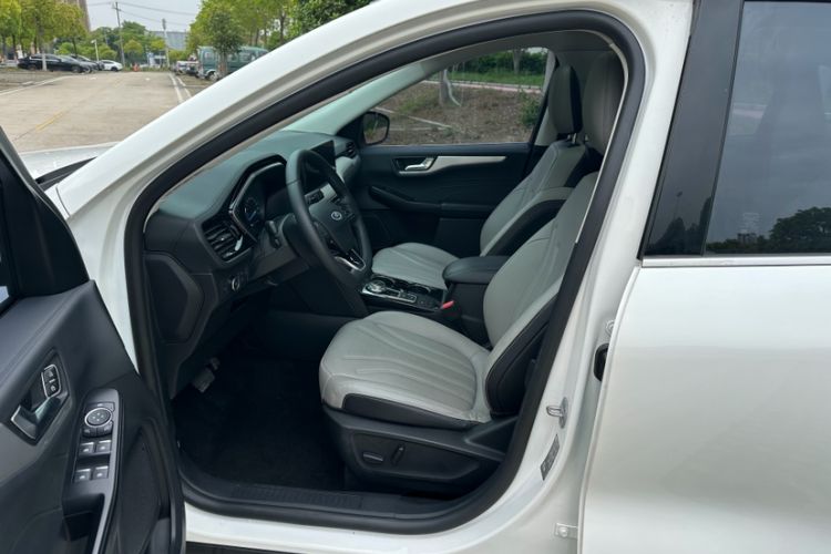 Used Ford Escape 2024 EcoBoost 245 Two-Wheel-Drive Titanium Edition Interior 9