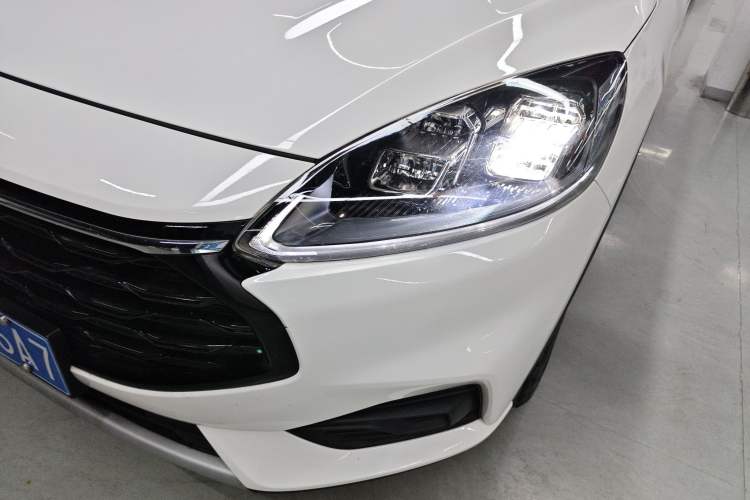 Used Ford Escape 2024 EcoBoost 245 Two-Wheel-Drive Titanium Edition Left Front Headlight