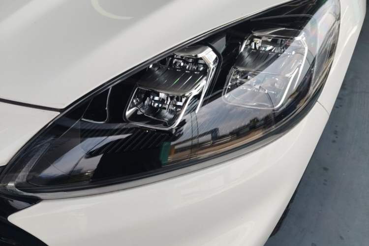 Used Ford Escape 2024 EcoBoost 245 Two-Wheel-Drive Titanium Edition Left Front Headlight