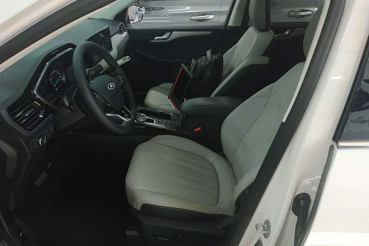 Used Ford Escape 2024 EcoBoost 245 Two-Wheel-Drive Titanium Edition Left Front Seat
