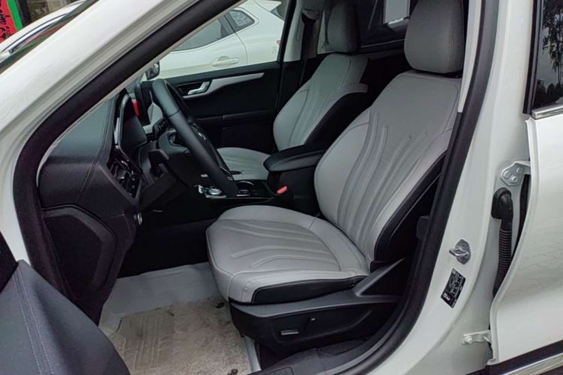 Used Ford Escape 2024 EcoBoost 245 Two-Wheel-Drive Titanium Edition Left Front Seat