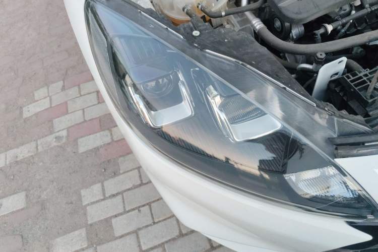Used Ford Escape 2024 EcoBoost 245 Two-Wheel-Drive Comfort Edition Right Front Headlight