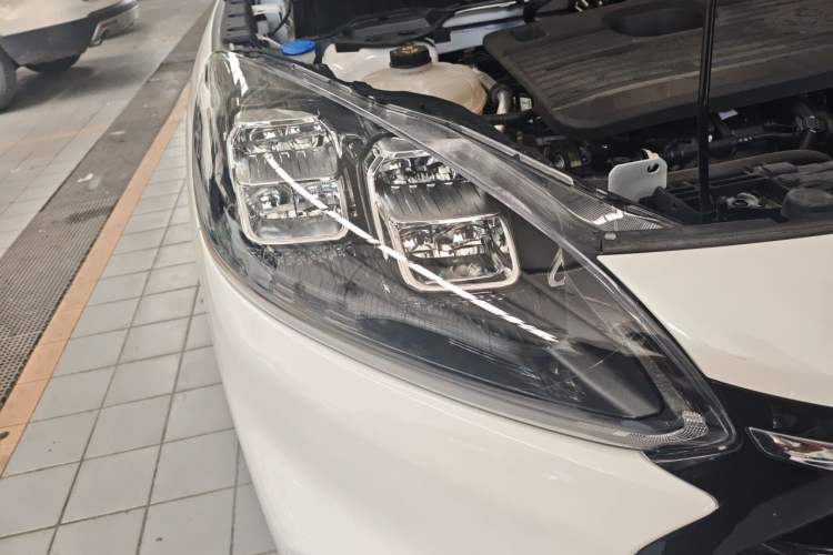 Used Ford Escape 2024 EcoBoost 245 Two-Wheel-Drive Titanium Edition Right Front Headlight