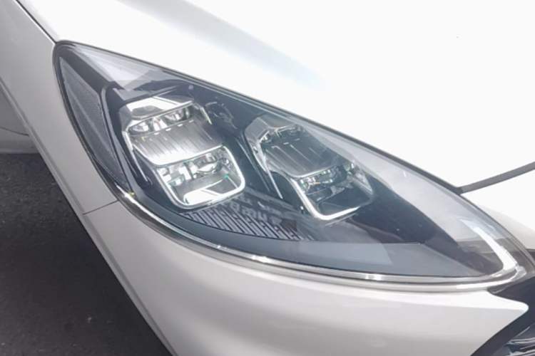 Used Ford Escape 2024 EcoBoost 245 Two-Wheel-Drive Comfort Edition Right Front Headlight