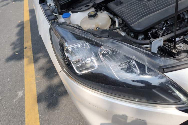 Used Ford Escape 2024 EcoBoost 245 Two-Wheel-Drive Titanium Edition Right Front Headlight