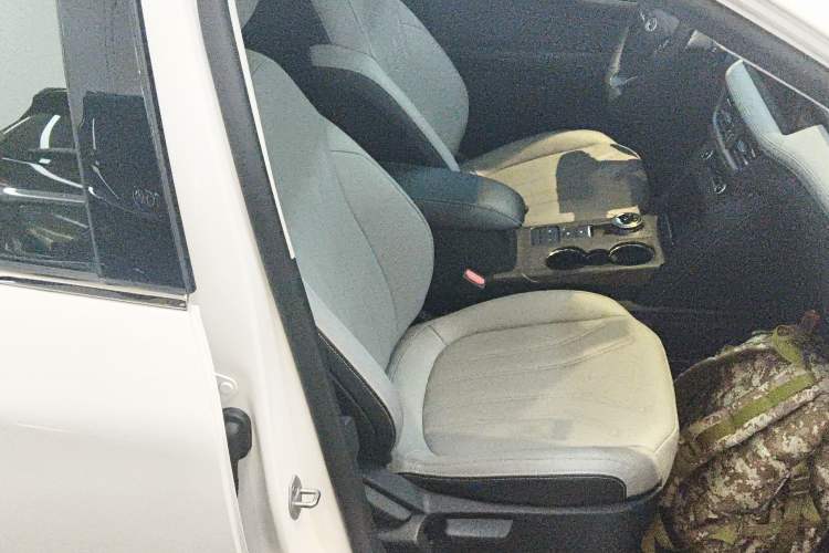 Used Ford Escape 2024 EcoBoost 245 Two-Wheel-Drive Comfort Edition Right Front Seat
