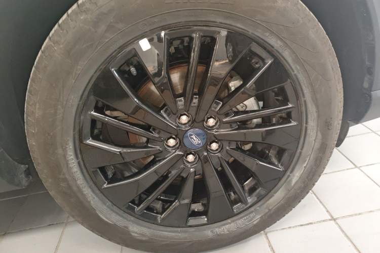 Used Ford Escape 2024 EcoBoost 245 Two-Wheel-Drive Titanium Edition Right Front Wheel Hub