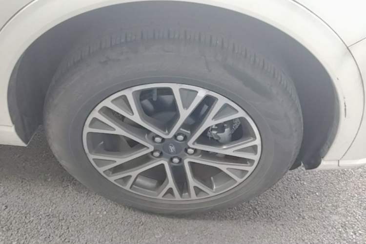 Used Ford Escape 2024 EcoBoost 245 Two-Wheel-Drive Comfort Edition Right Front Wheel Hub