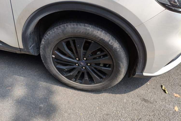 Used Ford Escape 2024 EcoBoost 245 Two-Wheel-Drive Titanium Edition Right Front Wheel Hub