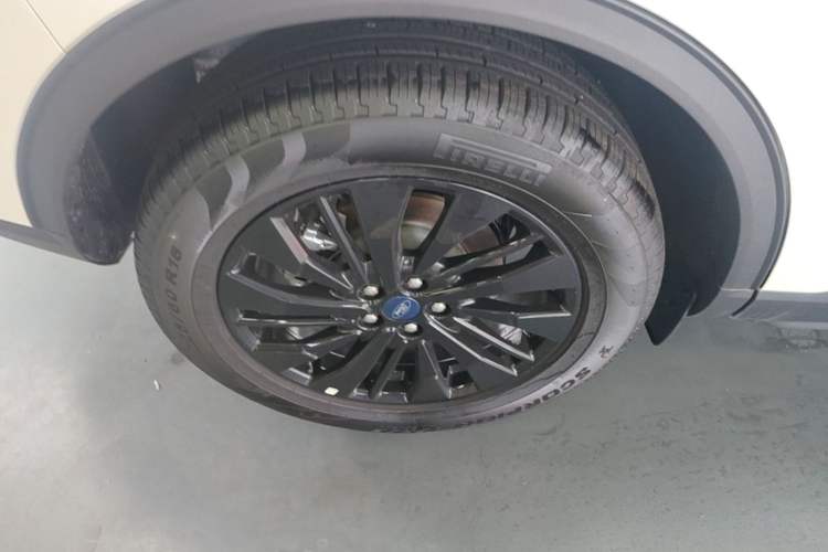 Used Ford Escape 2024 EcoBoost 245 Two-Wheel-Drive Titanium Edition Right Rear Wheel Hub