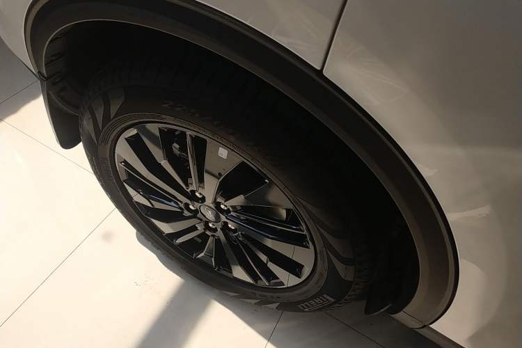 Used Ford Escape 2024 EcoBoost 245 Two-Wheel-Drive Titanium Edition Right Rear Wheel Hub