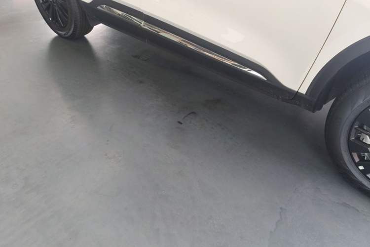 Used Ford Escape 2024 EcoBoost 245 Two-Wheel-Drive Titanium Edition Right Side Sill