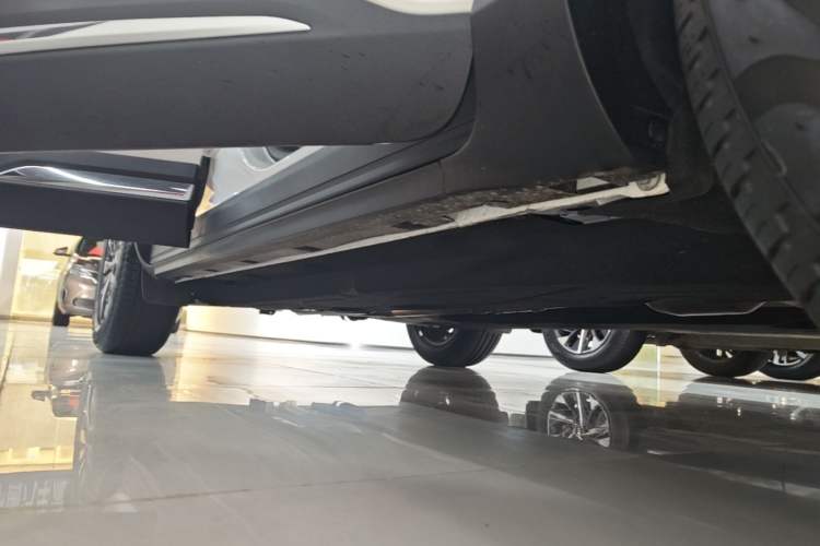 Used Ford Escape 2024 EcoBoost 245 Two-Wheel-Drive Titanium Edition Right Side Sill