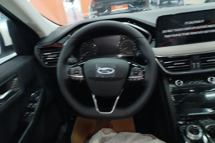 Used Ford Escape 2024 EcoBoost 245 Two-Wheel-Drive Titanium Edition Steering Wheel