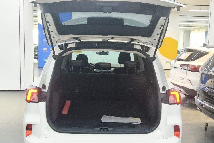 Used Ford Escape 2024 EcoBoost 245 Two-Wheel-Drive Comfort Edition Trunk