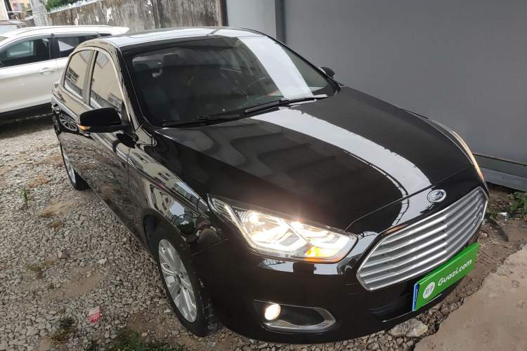 Used Ford Escort 2015 1.5L Automatic Fashion Model Front Right 45 Deg