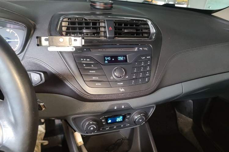 Used Ford Escort 2015 1.5L Manual Fashion Edition Audio And AC Panel