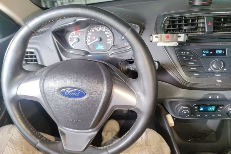 Used Ford Escort 2015 1.5L Manual Fashion Edition Center Console